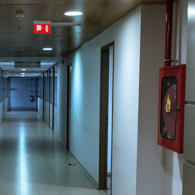 Hanging permanent emergency light with "Hydrant" pictogram