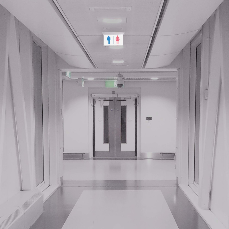 Recessed permanent emergency light with "Toilets" pictogram