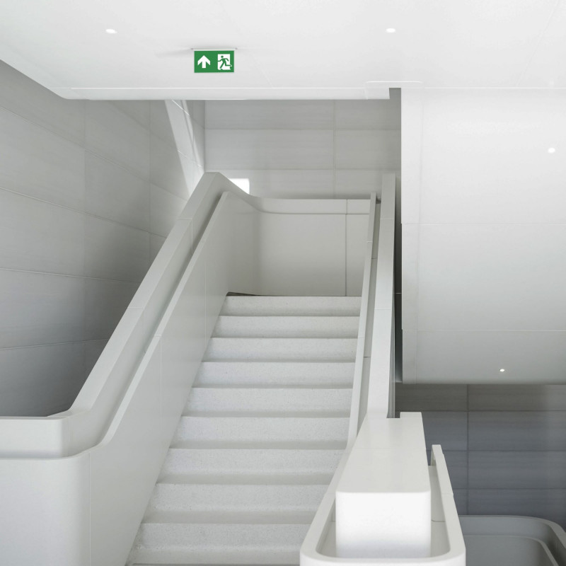 Recessed permanent emergency light with "Up arrow" pictogram