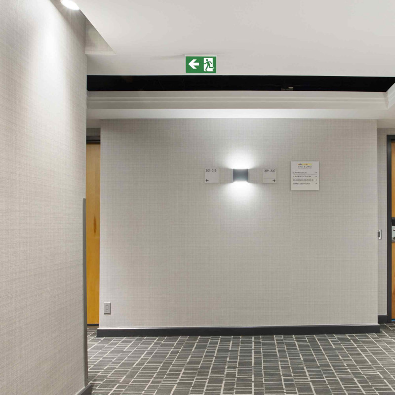 Recessed permanent emergency light with "Side arrows" pictogram