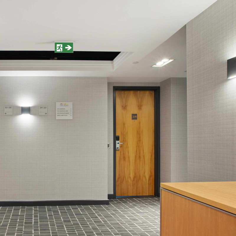 Recessed permanent emergency light with "Side arrows" pictogram
